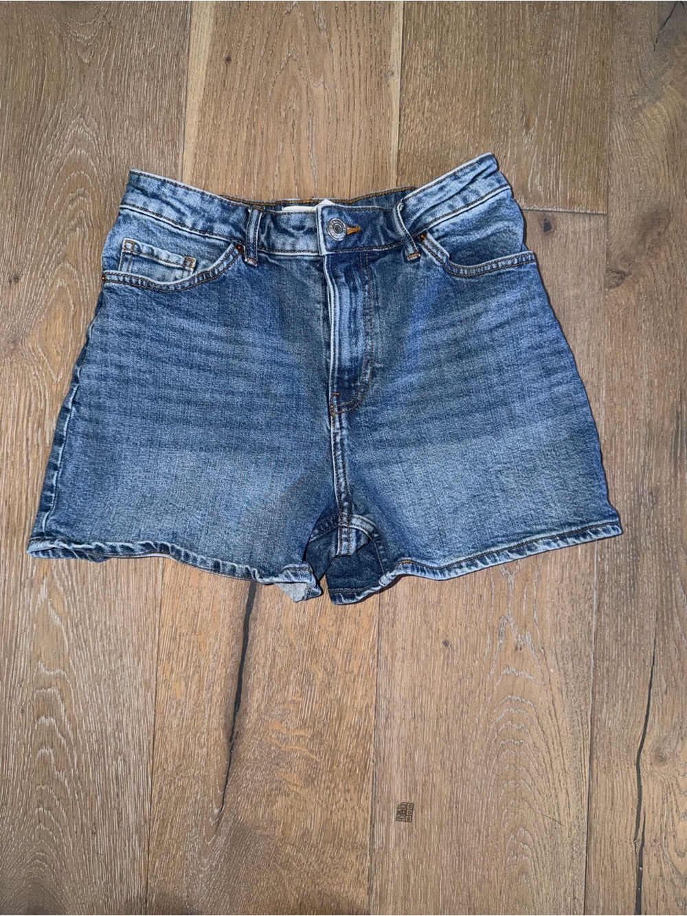 H&M High Waist Shorts Size 4 in great used condition